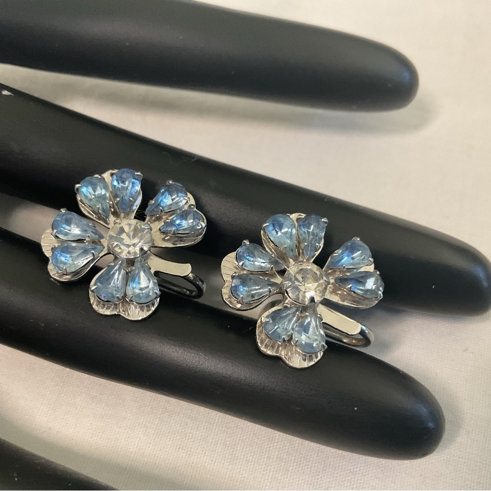 Vintage Bugbee Niles BN 1940-50 Deco Blue Rhinestone Clover Screw back Earrings